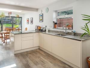 Een keuken of kitchenette bij Pass the Keys Cosy 3 Bed Cottage in Chorleywood