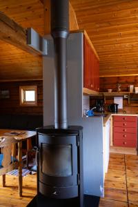 um fogão numa cozinha com tecto de madeira em Skanckegårdene AS em Røros