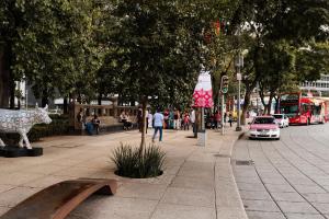 una calle con una estatua de una vaca en una acera en Sonder Las Alas, en Ciudad de México