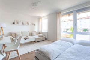 Sala de estar blanca con cama y sofá en Fabulous 2 Room City Apartment - 60 qm - Contactless Check-in, en Hannover