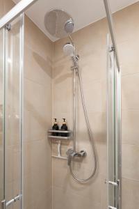 y baño con ducha con cabezal de ducha. en Fabulous 2 Room City Apartment - 60 qm - Contactless Check-in, en Hannover