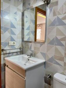 La salle de bains est pourvue d'un lavabo et d'un miroir. dans l'établissement 4 Flowers, à Marrakech