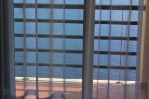 una finestra con sbarre e vista sull'oceano di Sea Front House a Funchal