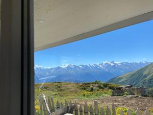 ein Fenster mit Bergblick in der Unterkunft სასტუმრო ქორულდი / Hotel Koruldi in Mestia