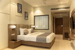 1 dormitorio con 1 cama grande en una habitación en Hotel Westend, en Udaipur