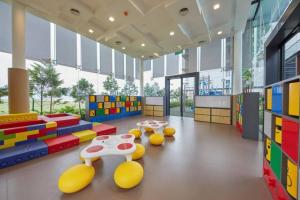 - une salle de jeux pour enfants avec des tables et des équipements de jeux dans l'établissement C2004 Grand Medini Couple 100mbps Netflix By STAY, à Nusajaya