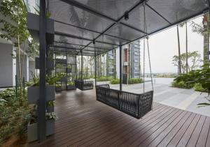 - un balcon dans un immeuble avec une balançoire dans l'établissement C2004 Grand Medini Couple 100mbps Netflix By STAY, à Nusajaya