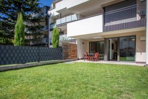 a view of the backyard of a house with a lawn at Apartment Lavendel in Naturno