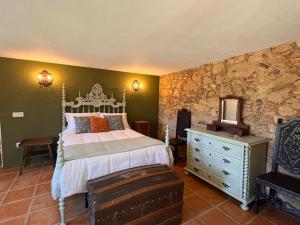 sypialnia z łóżkiem, komodą i lustrem w obiekcie Quinta Tilia - Farmhouse w mieście Oliveira de Azeméis