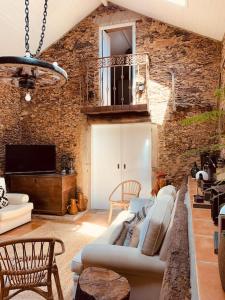salon z kanapą i telewizorem w obiekcie Quinta Tilia - Farmhouse w mieście Oliveira de Azeméis