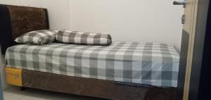 Postel nebo postele na pokoji v ubytování Apartemen 32 m2 dengan 2 kamar tidur dan 1 kamar mandi pribadi di Gresik