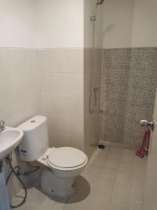 Koupelna v ubytování Apartemen 32 m2 dengan 2 kamar tidur dan 1 kamar mandi pribadi di Gresik