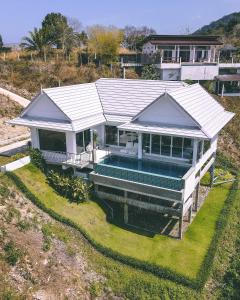 uma vista aérea de uma casa com piscina em BaanKuer Hill Pool Villa em Ko Lanta