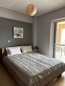 1 dormitorio con 1 cama grande en una habitación en Πολυτελές Διαμέρισμα με Θέα en Sparti