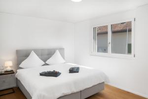 Postel nebo postele na pokoji v ubytování Neubauwohnung mit Lift in Matten