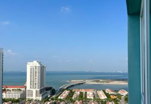 uma vista da cidade e do oceano a partir de um edifício em Seaview Private Master Bedroom in a Shared Unit em Tanjong Tokong