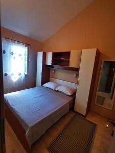 Postel nebo postele na pokoji v ubytování Apartments Miramaris