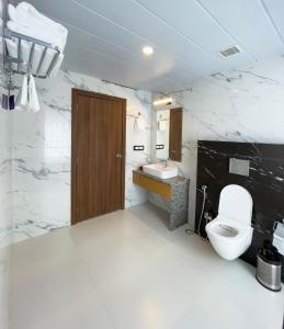 een badkamer met een toilet en een wastafel bij Hotel Westend in Udaipur