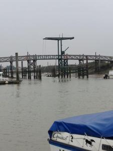 una barca seduta in acqua accanto a un molo di LES CAMELIAS N 4 maison de 80m2 à 5 minutes de l'île de Ré la rochelle et de la plage a La Genilliere