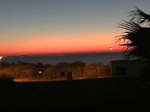 un tramonto su un campo da calcio di LES CAMELIAS N 4 maison de 80m2 à 5 minutes de l'île de Ré la rochelle et de la plage a La Genilliere