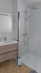 y baño con ducha, lavabo y bañera. en Chez Marie, en Albaret-Sainte-Marie