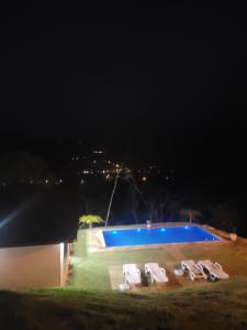 uma vista para uma piscina à noite em Alvorada Mountain - 1 em Praia Grande