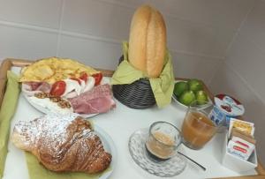 une table recouverte de beaucoup de différents types de nourriture dans l'établissement VICKY'S HOUSE, à Parghelia