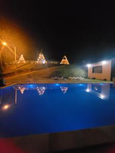 uma vista nocturna para uma piscina à noite em Alvorada Mountain - 1 em Praia Grande