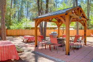 Fotografie z fotogalerie ubytování Hikers Haven Pine Getaway with Wraparound Deck! v destinaci Pine