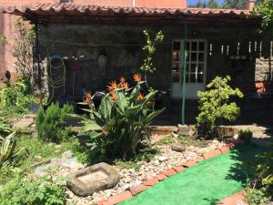 een tuin voor een huis met planten bij Habitación en A Armenteira ideal peregrinos in Meis