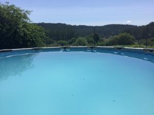 een groot zwembad met blauw water bij Habitación en A Armenteira ideal peregrinos in Meis