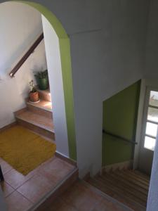 een hal met een trap en een groene en witte muur bij Habitación en A Armenteira ideal peregrinos in Meis