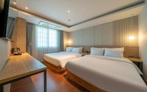 Postel nebo postele na pokoji v ubytování Adena Hotel
