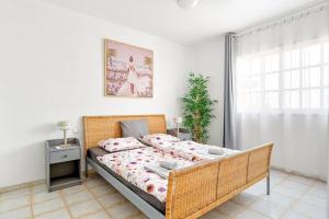 Una cama o camas en una habitación de Golden Sunset Ocean View 61 fotos más