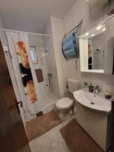 Koupelna v ubytování Apartments Miramaris + 37 fotografií