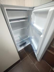 einem leeren Kühlschrank mit offener Tür in der Küche in der Unterkunft CASA MORENO se paga en USD o Dolar Blue! No se confunda in Buenos Aires