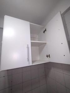 eine Küche mit weißen Schränken in einem Zimmer in der Unterkunft CASA MORENO se paga en USD o Dolar Blue! No se confunda in Buenos Aires