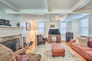 Χώρος καθιστικού στο Restored Historic Home Half Mile to Ski Resort!