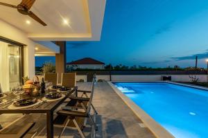 Hồ bơi trong/gần Brand new Villa Olivia 30m from the sea with heated pool and jacuzzi