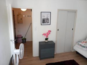 Pokój ze stołem z wazonem kwiatów w obiekcie Le Zen -studio tout équipé- WIFI Fibre- centre ville avec parking w mieście Tarbes