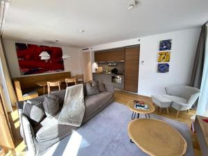 uma sala de estar com um sofá e uma mesa em Luxury Mountain Hotel Apartment em Andermatt