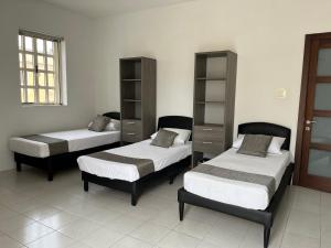 Postel nebo postele na pokoji v ubytování New Aurora Room 1, Huge private bedroom en-suite