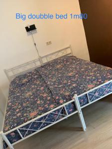 Bett in einem Zimmer mit einem großen Doppelbett msg in der Unterkunft Cocon in Jumet