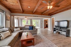 sala de estar con sofá y TV de pantalla plana en Family-Friendly Cayuga Lake Retreat with Dock!, en Seneca Falls