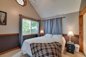 1 dormitorio con cama y ventana en Family-Friendly Cayuga Lake Retreat with Dock!, en Seneca Falls