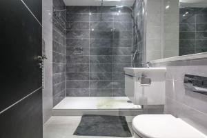ein Bad mit einer Dusche, einem WC und einem Waschbecken in der Unterkunft *Liverpool City Centre Modern Stylish Apartment in Liverpool