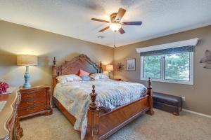 A bed or beds in a room at Bella Vista Home with Kayaks and Deck on Loch Lomond!