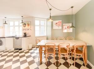 cocina y comedor con mesa y sillas en Large Flat with 4 Bedrooms in Copenhagen en Copenhague