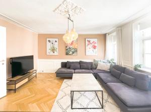 sala de estar con sofá y TV en Large Flat with 4 Bedrooms in Copenhagen en Copenhague