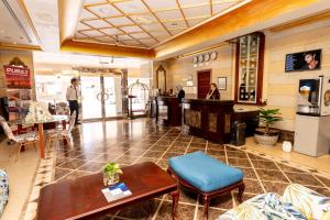 الراية للشقق الفندقية في دبي: لوبي محل فيه طاولات وكراسي